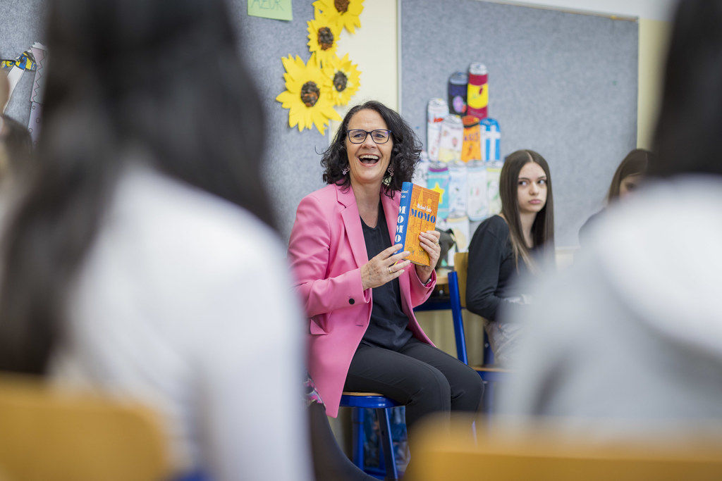 Vorlese-Stunde mit LR Daniela Gutschi. In der Mittelschule Nonntal lauschten die Kinder den Abenteuern von Momo.